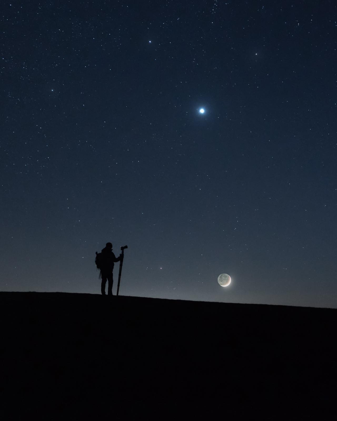 Image showing a silhoutte of Jens in front of a dark sky with a cresent monn and venus